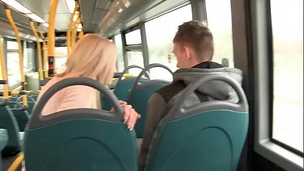 XXX Sexy Exhibitionistin strippt und pisst im Bus und wieder draußen und geht nackt zur GegensprechanlageTop-Videos