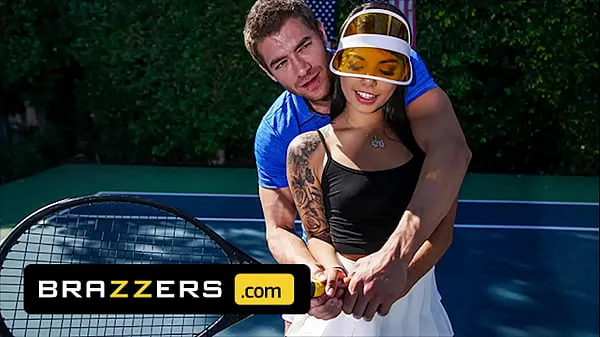 XXX Xander Corvus) Massages (Gina Valentinas) Foot To Ease Her Pain They End Up Fucking - Brazzers top Vídeos
