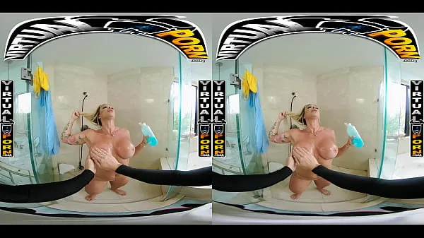 XXX Busty Blonde MILF Robbin Banx Seduces Step Son In Shower toppvideoer