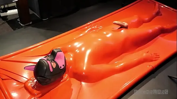 Najboljši videoposnetki XXX Boundlads - Pink Latex Pup (Part 2