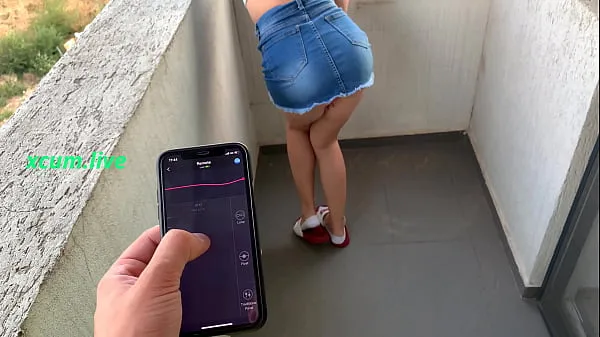 XXX Controlling vibrator by step brother in public places bästa videoklipp