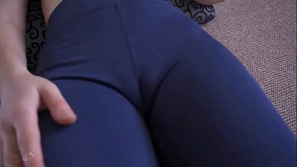 XXX Trentenaire en pantalon de yoga serré taquinant son cameltoe sexy meilleures vidéos