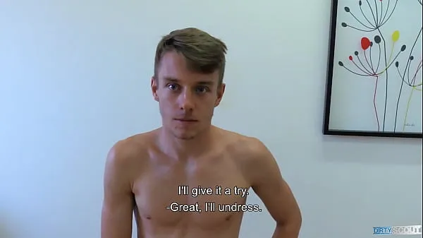 XXX Hot Twink è disposto a fare qualsiasi cosa anche a farsi penetrare il suo stretto buco del culo per qualche soldo extra - BigStrvideo principali