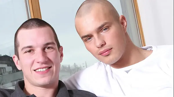 XXX Damn! The guy with the shaved head is hot Video hàng đầu