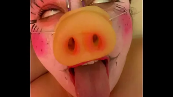 XXX Fuckpig sans valeur boit de la pisse et supplie d'être humilié meilleures vidéos