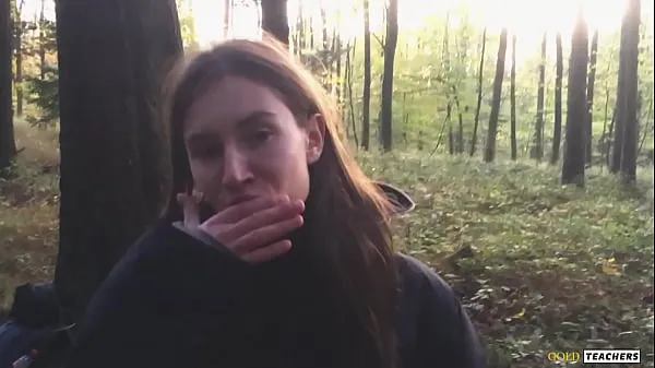 XXX Russisch meisje geeft een pijpbeurt in een Duits bos (huisgemaakte familieporno topvideo's