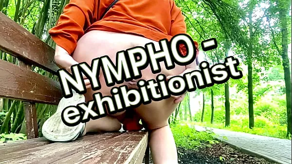 XXX NYMPHOMANIAC露出症の人から屋外で濡れたプッシージュースを滴下します 件のトップ動画