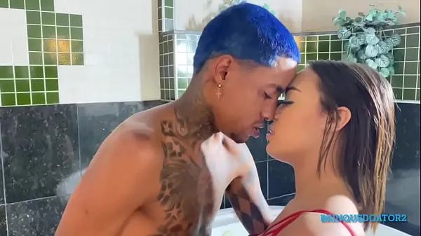 XXX Ninguém ta puro mesmo, novinha se empolga e dar no pelo pra Mc todo tatuado dentro da banheira ! (Completo No Red en iyi Videolar