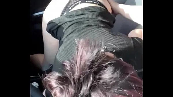 XXX Thick white girl with an amazing ass sucks dick while her man is driving and then she takes a load of cum on her big booty after he fucks her on the side of the street κορυφαία βίντεο