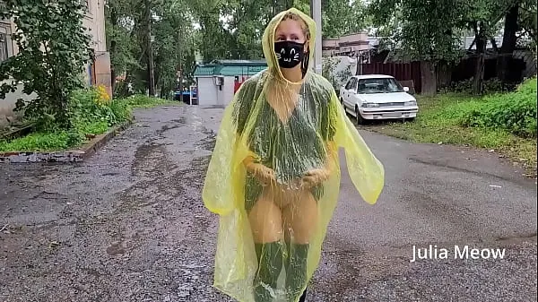 XXX Teen in yellow raincoat flashes pussy outdoors in the rain legnépszerűbb videó