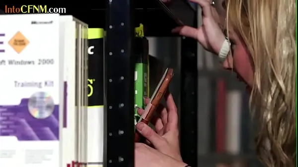 XXX Gruppo amatoriale CFNM BJ e HJ azione di femdom in bibliotecavideo principali