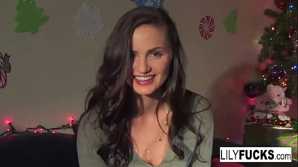XXX Lily nos cuenta sus cachondos deseos navideños antes de satisfacerse en ambos agujeros vídeos principales