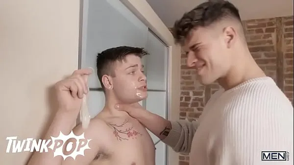 XXX El guapo Malik Delgaty se está divirtiendo gay con Ryan Bailey hasta que su novia los pilla - TWINKPOP vídeos principales