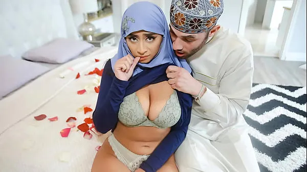 XXX Arab Husband Trying to Impregnate His Hijab Wife - HijabLust bästa videoklipp