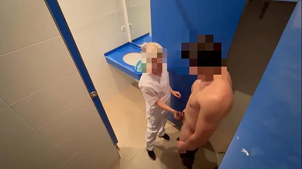 XXX Sorprendo la ragazza delle pulizie della palestra che quando entra per pulire il bagno mi sorprende a masturbarmi e mi aiuta a finire di venire con un pompinovideo principali