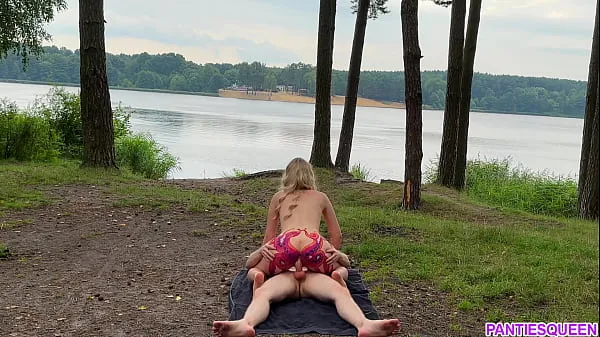 XXX Coño duro al aire libre en el bosque hasta una gran corrida en las tetas vídeos principales