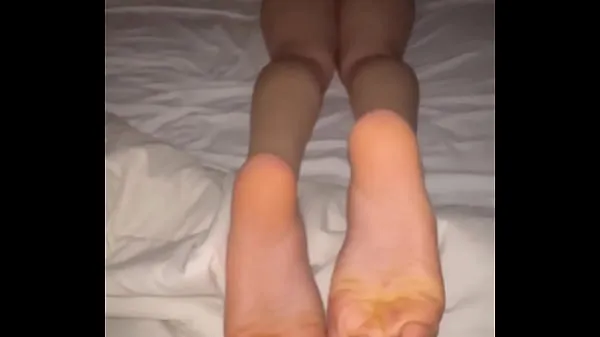 XXX Le mari éjacule sur la plante des pieds de sa femme meilleures vidéos