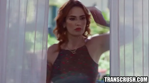 XXX La casalinga rossa incontra il vicino transgendervideo principali