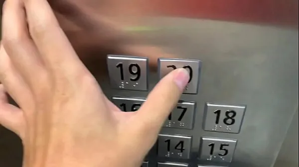 XXX Sexo em público, no elevador com um estranho e eles nos pegam top Vídeos