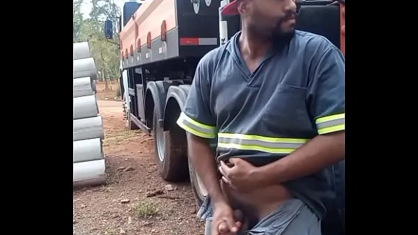XXX Worker Masturbating on Construction Site Hidden Behind the Company Truck bästa videoklipp