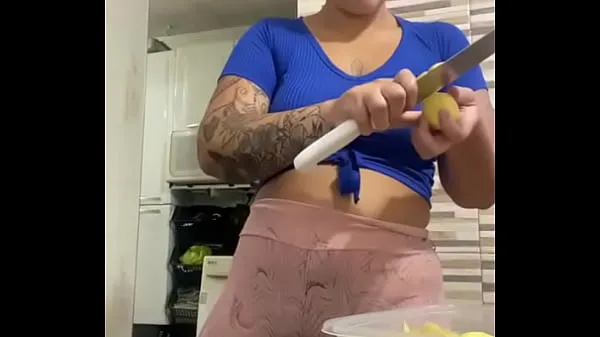 XXX Making lunch and showing off Bucetao शीर्ष वीडियो