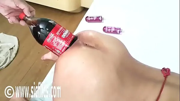 XXX Fucking a 2 Litre Cola Bottle in Her Ass legnépszerűbb videó